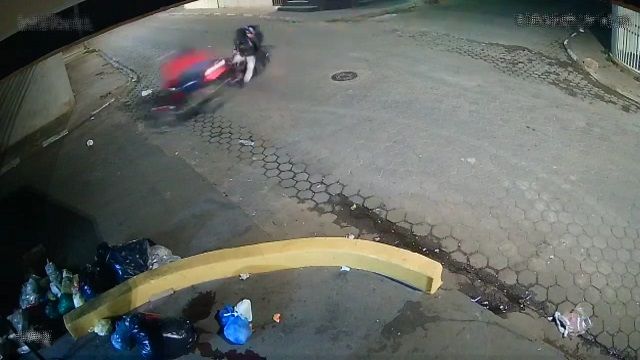 [動画0:15] 警察から猛スピードで逃走するバイク、交差点で別のバイクに衝突