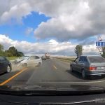 [動画0:30] 対向車線で事故、進路を塞がれるが・・・