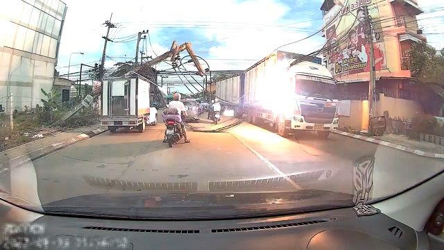 [動画0:58] トラック、電線に引っかかり電柱を倒す