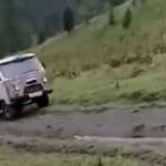 [動画0:53] 急な山道をのぼるロシア車、力尽きて転げ落ちる