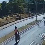 [動画1:15] バイクが追い越そうとした車が突然Ｕターン→衝突