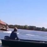 [動画0:20] ボートで釣りをする三人の男性、大型船舶が衝突