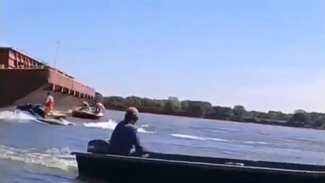 [動画0:20] ボートで釣りをする三人の男性、大型船舶が衝突