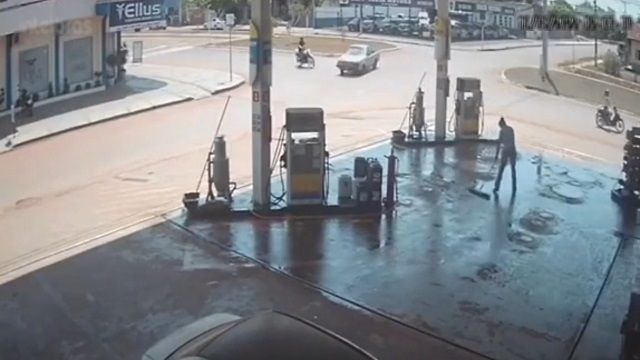 [動画0:30] ピックアップトラックに衝突したライダー、荷台に座ってしまう