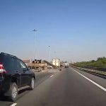 [動画0:18] 危うく『デッドコースター』・・・？高速道路でトラックから落下物