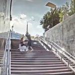 [動画0:10] 地下鉄駅の階段を下る女性、背後から男に襲われる