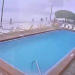 [動画0:35] ビーチで竜巻が発生、逃げようとした結果・・・