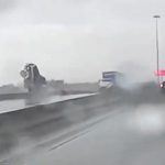 [動画1:23] トラックが高速道路から転落、運転手が凄すぎる！