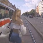 [動画0:16] チェコの女性、自分がどれだけ迷惑か気付いていない