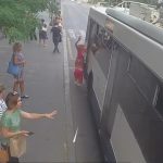 [動画0:37] 高齢女性、トロリーバスに引きずられる