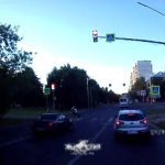 [動画0:29] 横断歩道を渡る母と娘、信号無視の車に撥ねられる