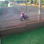 [動画0:07] 標識のない交差点、夫婦の乗るバイクが飛び出してしまう