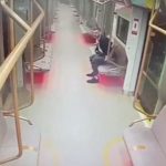 [動画0:48] 地下鉄の座席にとんでもないトラップを仕掛ける男が撮影される