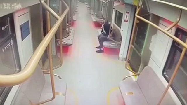 [動画0:48] 地下鉄の座席にとんでもないトラップを仕掛ける男が撮影される