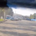 [動画0:26] 対向車が突っ込んできたので避けたら、後ろの車が衝突