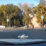 [動画0:18] 電動キックボードと自転車が衝突、どっちも交通違反で非難される