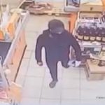 [動画1:33] 深夜のスーパーマーケットで窃盗、犯人の身体的特徴が・・・