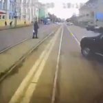 [動画0:23] 道路の真ん中でバスが通り過ぎるのを待つ歩行者の男性、結果・・・
