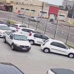 [動画0:31] 一時停止違反の車にバイクが衝突、ライダーが車を飛び越える