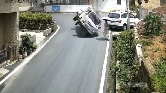 [動画0:22] 女性潰された・・・！？中国でトラックが横転事故