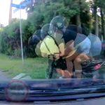 [動画0:37] 左に膨らんで右折→バイクが衝突して標識を倒す