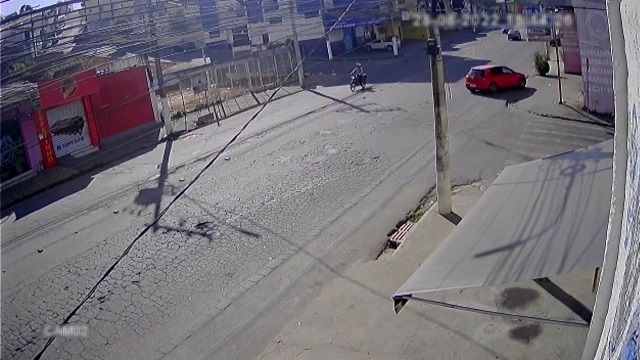 [動画0:13] 息子の運転する車が建物に突っ込む、同乗していた両親が亡くなる