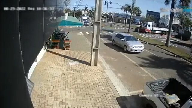 [動画0:12] 一時停止違反のトラック、ピックアップトラックを横転させる