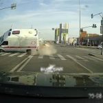 [動画1:00] 緊急走行中の救急車、タクシーに衝突されて横転