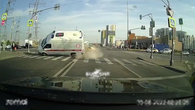 [動画1:00] 緊急走行中の救急車、タクシーに衝突されて横転