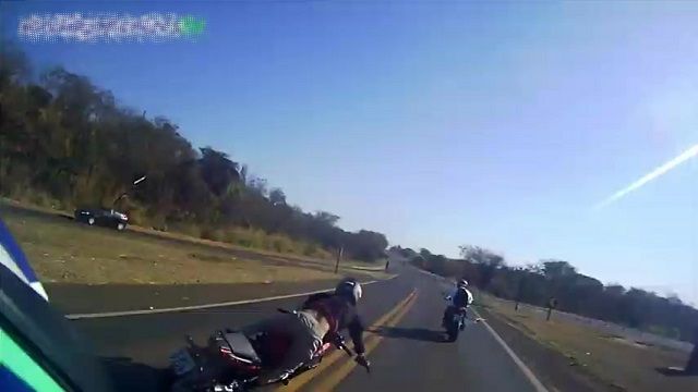 [動画1:37] 後続のバイクが接触して転倒、滑っていく