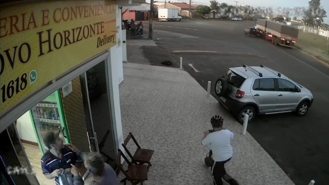 [動画0:45] トレーラー側面に突っ込む車、女性が投げ出される