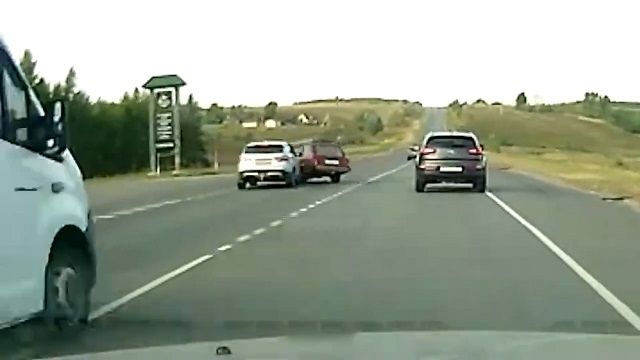 [動画0:42] 左折車に追い越し車が衝突、後続車が横転する事態に・・・