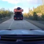 [動画0:28] 逃げろ！故障したトラッククレーンが迫ってくる！