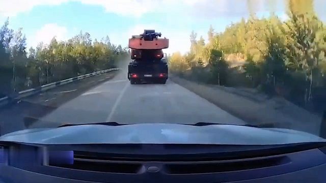 [動画0:28] 逃げろ！故障したトラッククレーンが迫ってくる！