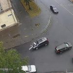 [動画0:26] 道路を渡る女性に左折してきた車が衝突