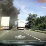 [動画0:21] 高速道路を走行中のトラックから出火、あっという間に炎上