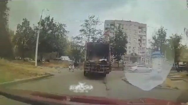 [動画1:18] 母親絶叫・・・、目の前で娘がゴミ収集車に潰される