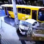 [動画1:39] バスが暴走、車列に突っ込み大惨事に・・・
