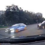 [動画0:14] 脇道から出てきた車が通行妨害、スピード出し過ぎてて止まれず・・・