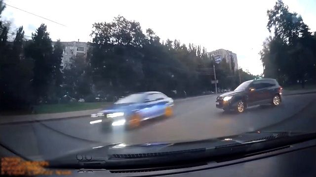 [動画0:14] 脇道から出てきた車が通行妨害、スピード出し過ぎてて止まれず・・・