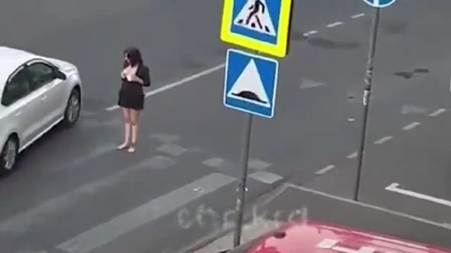 [動画0:48] これはヤバい女、路上で胸を露出して見せつけてる・・・