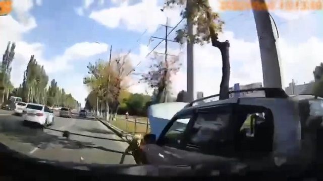 [動画0:45] 故障車にドーン！ボンネットを開けていた運転手が吹っ飛ぶ