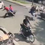 [動画0:59] バイク同士が衝突して女性と少女が投げ出される、犯人は逃走
