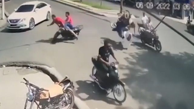 [動画0:59] バイク同士が衝突して女性と少女が投げ出される、犯人は逃走