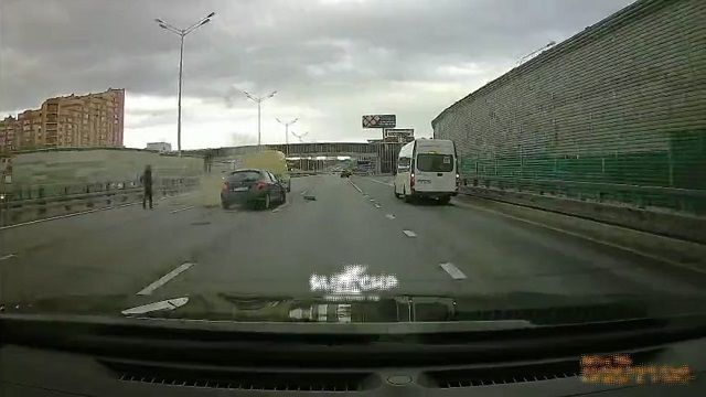 [動画0:21] 男が高速道路を横断、急停止したバンに追突