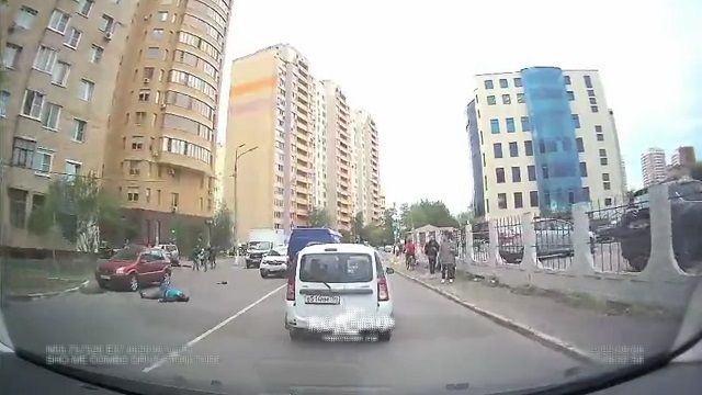 [動画0:39] 道路に飛び出した男性、撥ねられて転がってくる