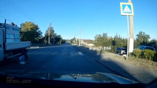 [動画0:30] １６歳少女、トラックに倒されて踏まれる