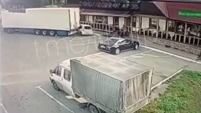 [動画0:18] コントロールを失った大型トラック、カフェに突っ込む