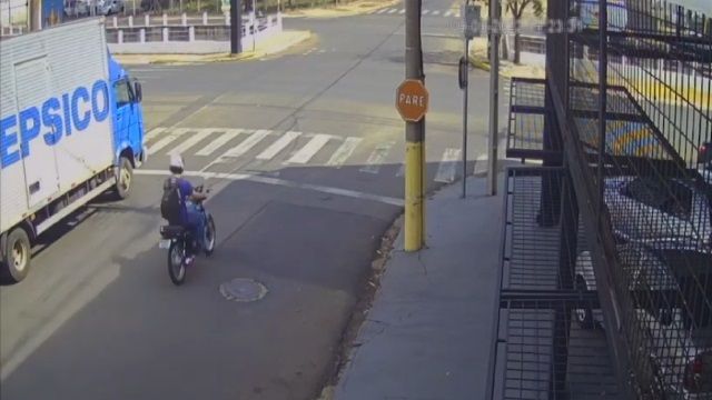 [動画0:14] 信号無視ライダー、猛スピードでバイク同士衝突