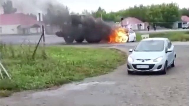 [動画1:22] メルセデス・ベンツから出火、ロシア人の消火が大胆すぎる